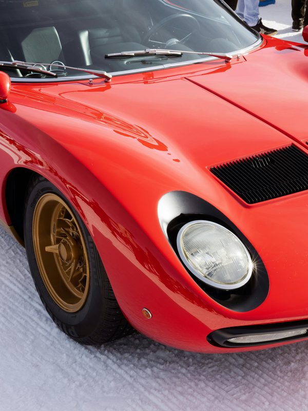 Le charme rétro des phares jaunes : un covering à découvrir